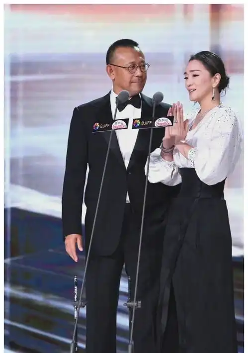 芙蓉镇34年,女主演绎奶奶甜美夕阳恋,男主转型成最有男人味导