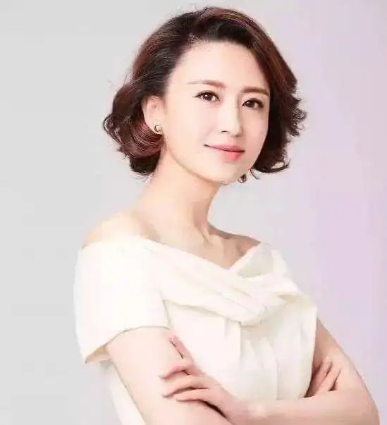 一个甜美动人,一个惊为天人,撒贝宁的美女同事太绝了