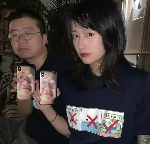 李诞女友蓝色头发配波点裙,被嘲又黑又土,浮夸造型撞脸蓝魔仙