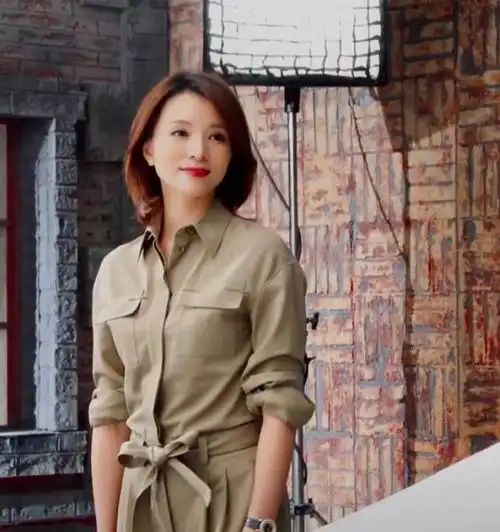 董卿终于回归啦花絮照脸圆润不少好温柔,穿连体裤变职场女精英