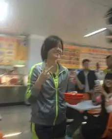 陈妍希北体慢跑秀美腿食堂打饭似邻班女生