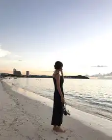 夕阳下黑色长裙美女,美得像画一样