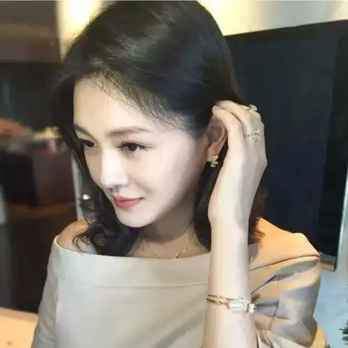 汪小菲叫大s小女孩儿,却被身后更少女感的林心如抢镜,冤吗