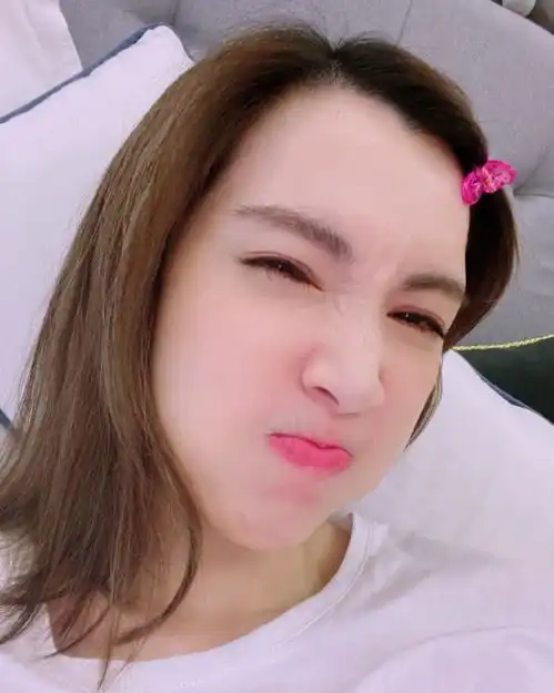 林志颖老婆大胆秀素颜,戴粉发卡嘟嘴卖萌太少女,笑哭自侃怕挨打