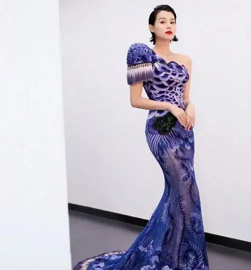 胡杏儿内地节目秀紫色孔雀装玩隐约性感,完全不输范冰冰龙袍装