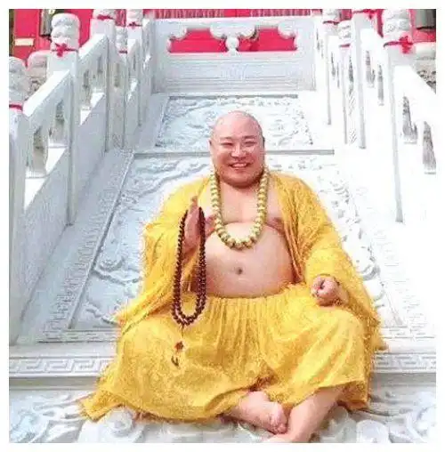 因长相与弥勒佛相似,被女富豪领回家供养的小伙,如今怎样了