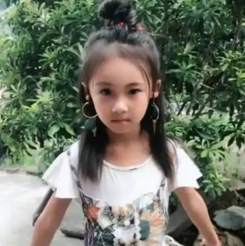 夏天的白衬衫小学生自己化妆,化妆前后判若两人,网友化妆不如小学生好