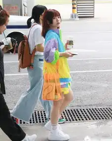 火箭少女101走机场,李紫婷穿一字肩粉裙,又仙又性感