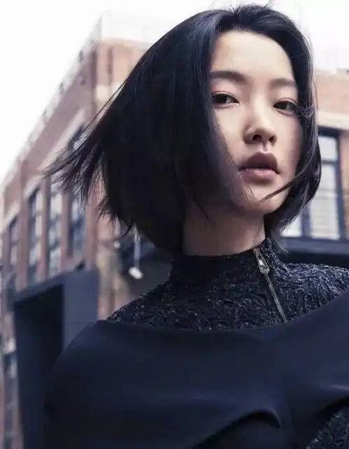 戏味时尚她略为冷清,却美的不可一世