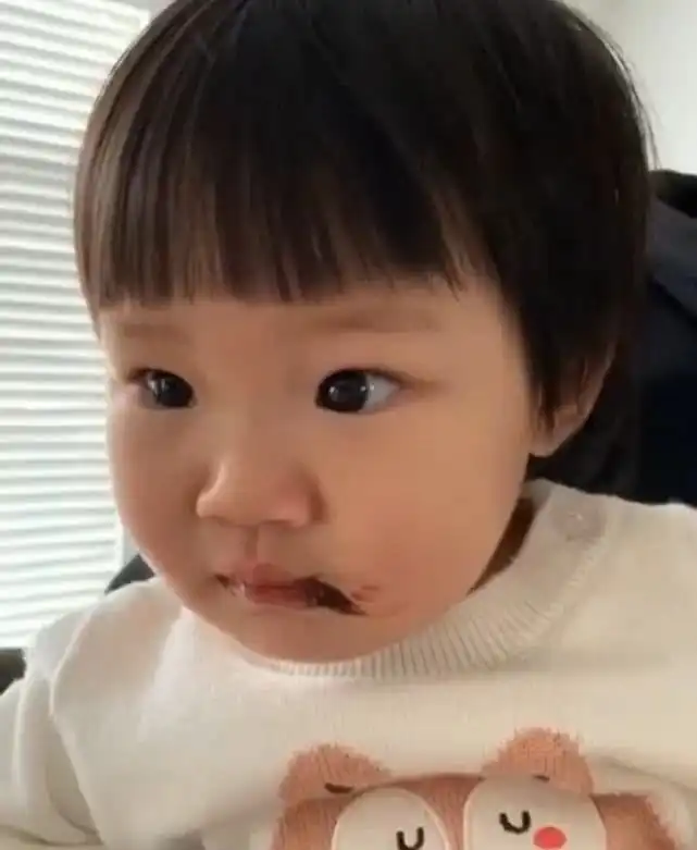 王祖蓝女儿吃巧克力弄脏嘴巴,面对父亲责问她露出害怕表情很可爱
