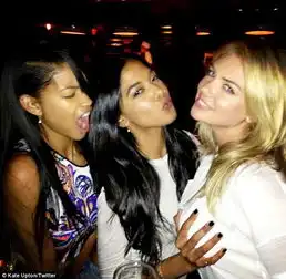 画报女郎遭袭胸黑白写真秀傲人事业线