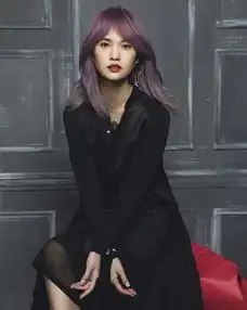 杨丞琳穿条纹裙少女感十足捂脸微笑直呼好害羞