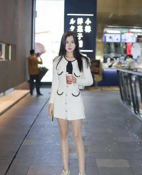 一袭白色搭配简直不要太高级,纯色简约不简单,上身就满满少女感