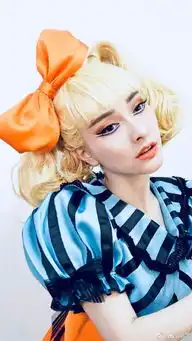 吴昕金发浓妆cos芭比娃娃,网友以为是个男的