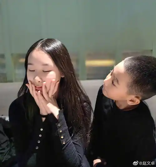 组图赵文卓送女儿小玫瑰出国留学父女俩机场相拥合影