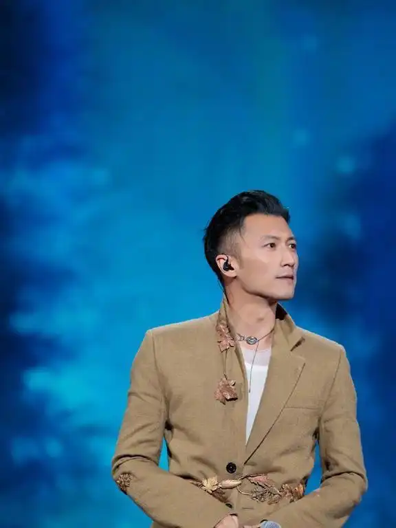 谢霆锋风格大转变,西装造型文艺潮流范十足,这是换造型师了
