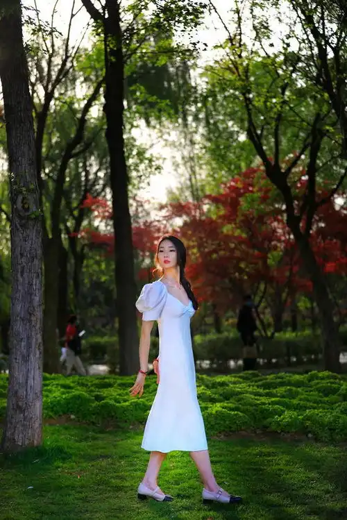 植物园里美景配美女的美好景致