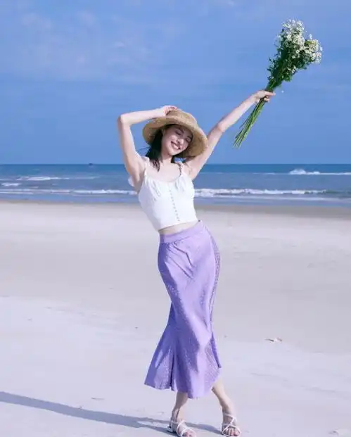 钟楚曦的芭比身材真养眼,穿吊带裙冷艳又高级,蜂腰翘臀太迷人