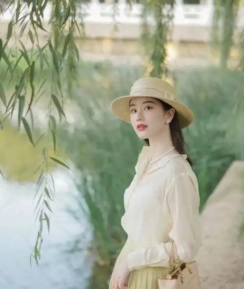 阔腿裤过时啦,今年秋天流行这5条裙子,博主这么穿高级洋气