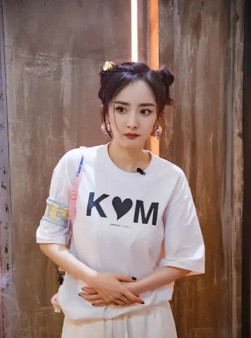 私服品位真不错,卫衣穿出时尚感,羊角辫造型十分有灵气