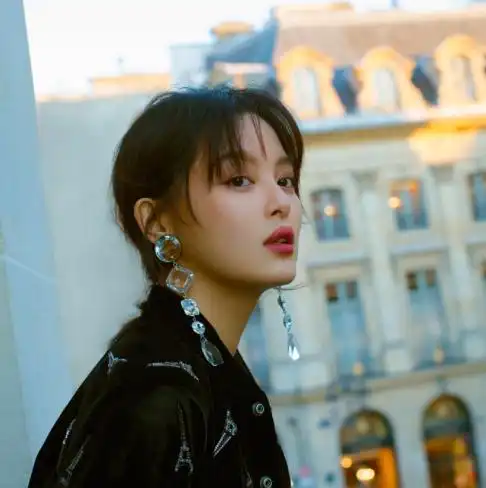 辛芷蕾所谓高级脸就是不谄媚不迎合遗世而独立的距离感