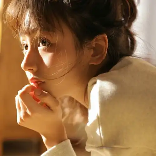女头回眸一笑百媚生2