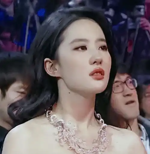 惊艳刘亦菲痛哭无泪,身材被看光,人被拉得变形