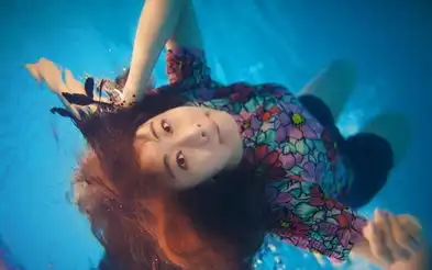 女大学生水下拍毕业照清新唯美引人醉