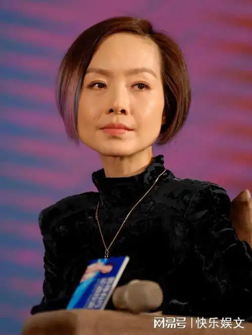 53岁陈鲁豫旅居意大利身材消瘦似未成年女孩,清新脱俗显年轻