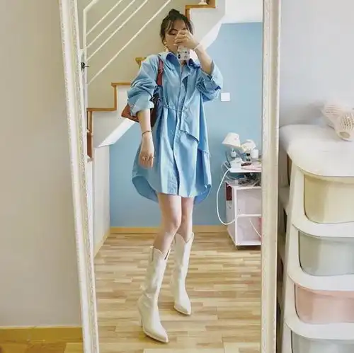 最近又火了一双靴子,叫牛仔靴,腿粗个矮的女生都能驾驭