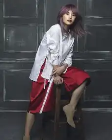 杨丞琳穿条纹裙少女感十足捂脸微笑直呼好害羞