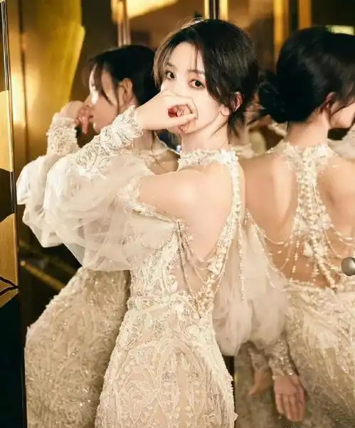 陈瑶,一袭蕾丝镂空钻石裙,优雅高贵