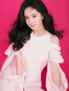 杨幂越来越像18岁少女裸粉裙子秀逆天麻杆腿,露出香肩更迷人