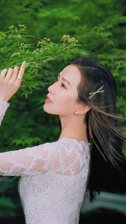 刘诗诗纯白轻纱仙女裙造型,一脸温柔,美到移不开眼睛