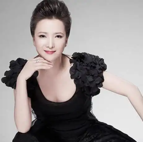 54岁老戏骨魅力不减,四任妻子都是美女,时常和小12岁娇妻秀恩爱