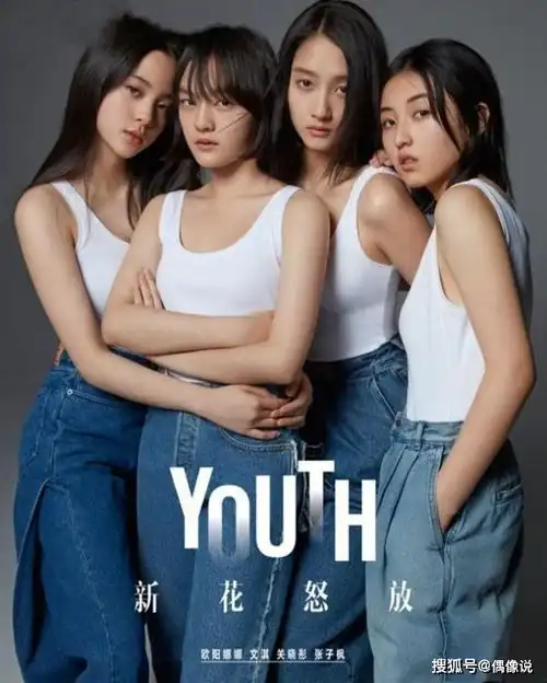 张子枫力挺欧阳娜娜新歌,晒卷发照涂蓝色美甲,小姐妹的友情真甜