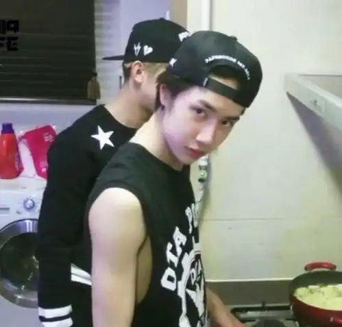 天天向上王一博转型失败,剪发健身重回16岁,晃脚太可爱