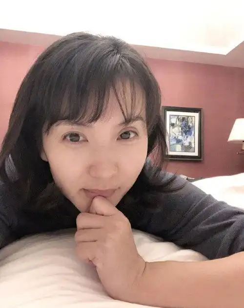 万人迷陈好素颜采艾叶,穿着朴素对镜嘟嘴比v难掩少女心