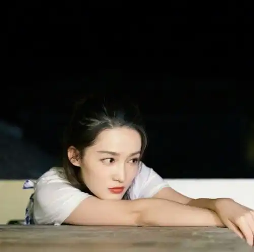 真佩服李沁的时尚清新穿搭优雅大方的亮色设计,尽显时尚优雅