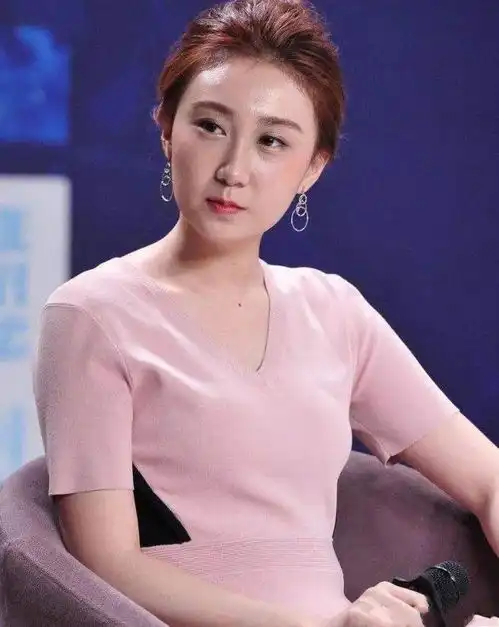 水均益女儿现身,以央视总台记者身份出镜报道,被调侃像冯巩女儿