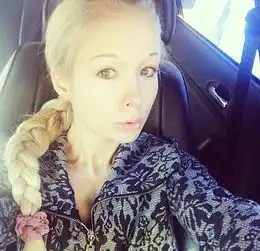 乌克兰真人芭比出热辣写真热裤配紧身衣显身材