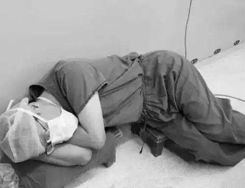 快递小哥冒雨送快递竟被偷雨中暴哭20多分钟一直嘶吼你叫我怎么办