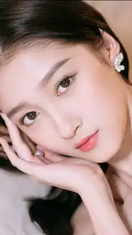 映日荷花别样红映照美女格外美