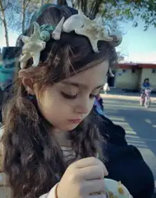 女儿太美,父亲只能当贴身保镖来自于娃娃大营救