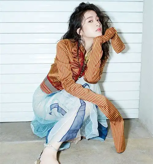 就是喜欢张雪迎任性不羁的穿搭,坏女孩也能美翻天