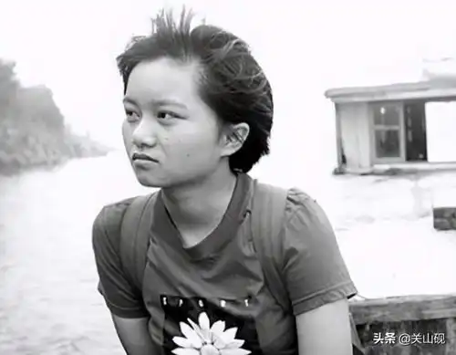 还记得那个大眼睛女孩吗一张照片改变了命运,34岁官至副厅级