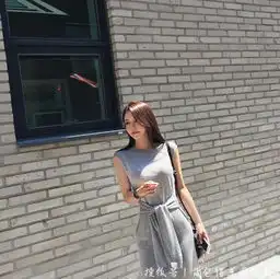 人像摄影新颖的构图,更好的彰显出美女的个性