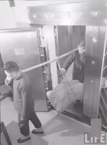 中国民国时期通货膨胀,拿钞票点烟,用一麻袋钱买半袋大米老照片
