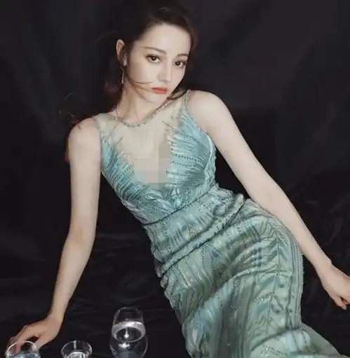 迪丽热巴越来越敢穿了,随意一趟都是s型,身材越来越火辣