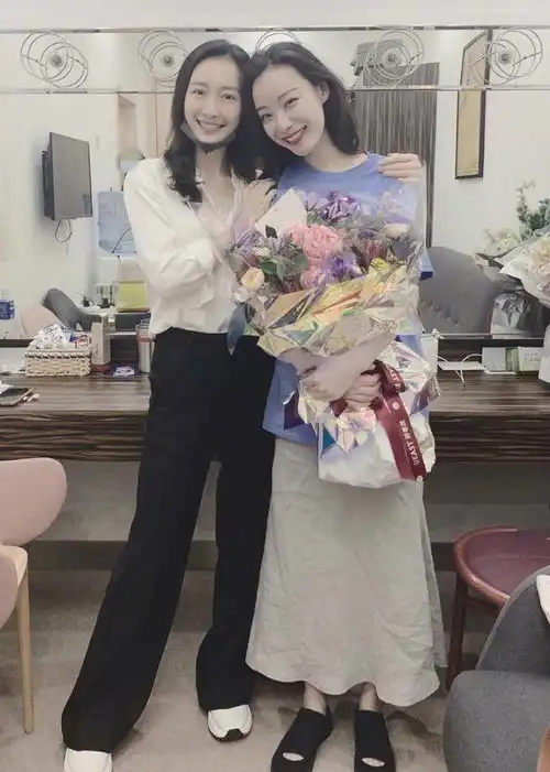 倪妮跟空姐合影被碾压,虽然辨识度更高,但空姐脸小气质很清纯